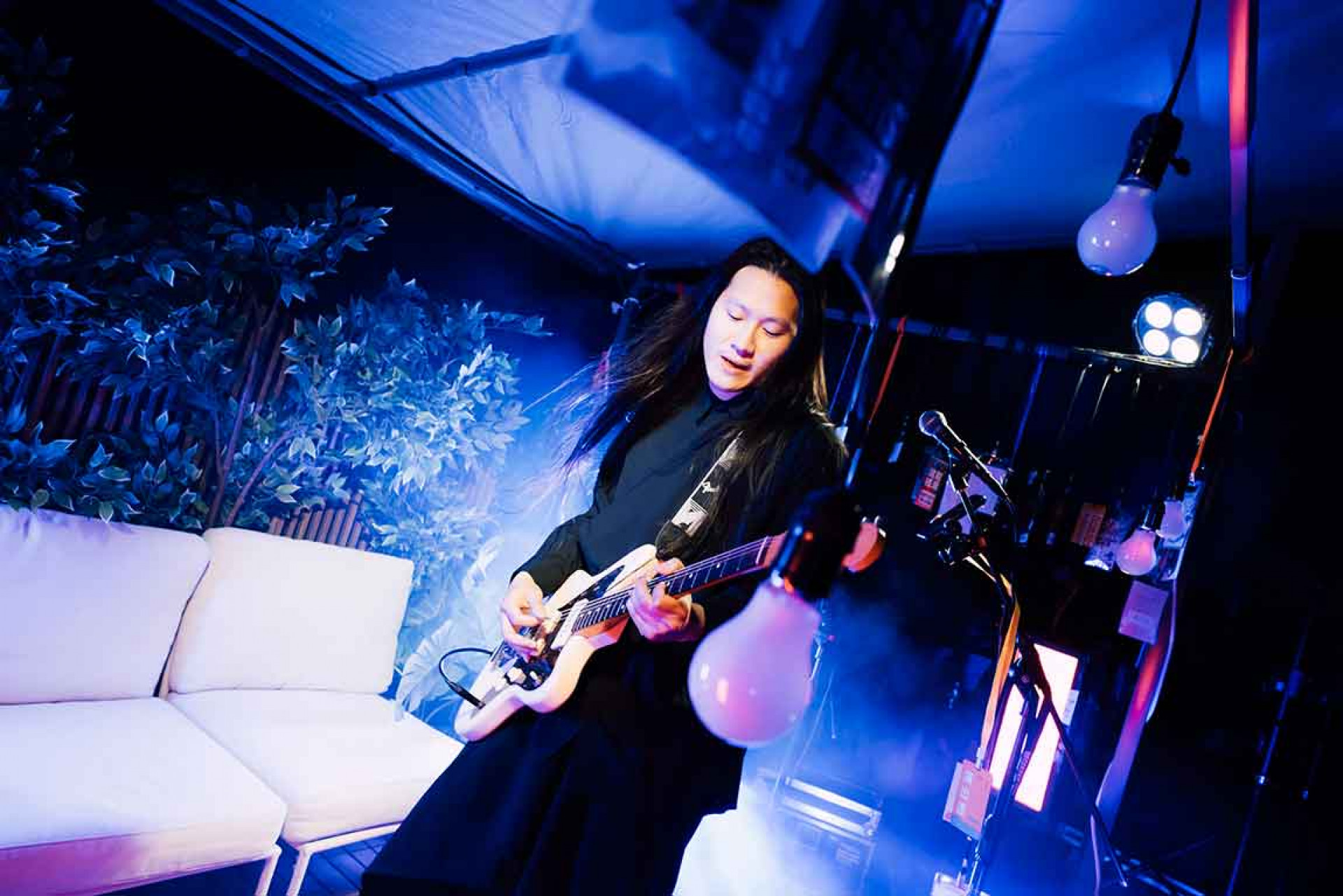 步行者藉由音樂演出，帶領大家一路歷經白日、黃昏以及夜晚