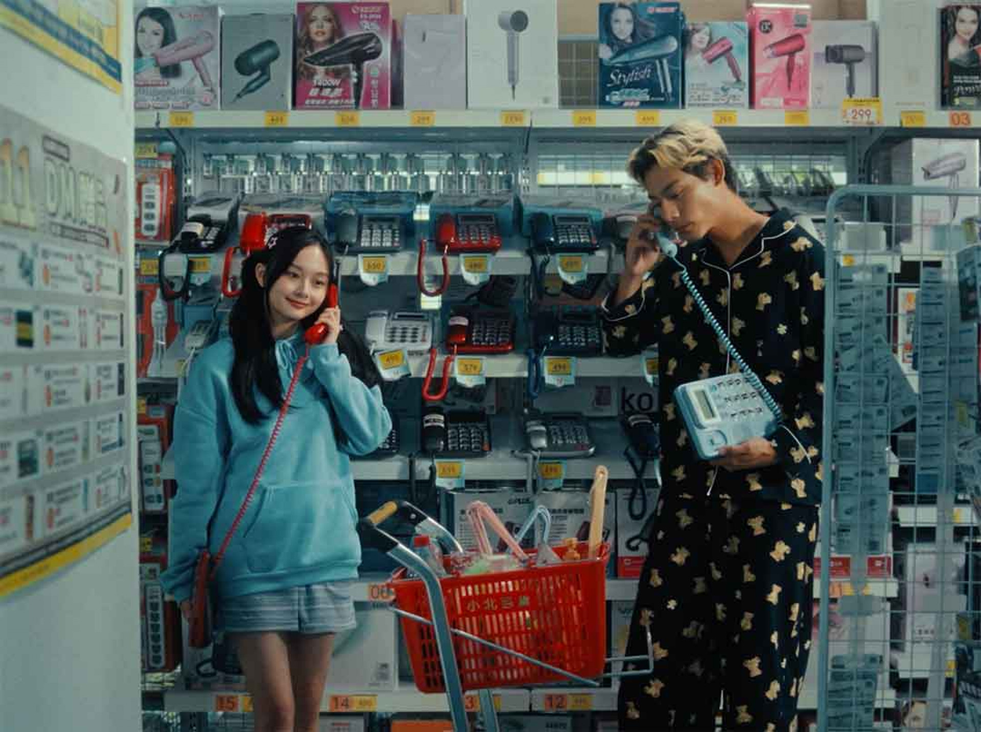 MV邀來各務孝太擔任男主角、邵奕玫(米米)飾演女主角,兩人在生活百貨賣場裡上演了一段深夜的偷情約會戲碼!