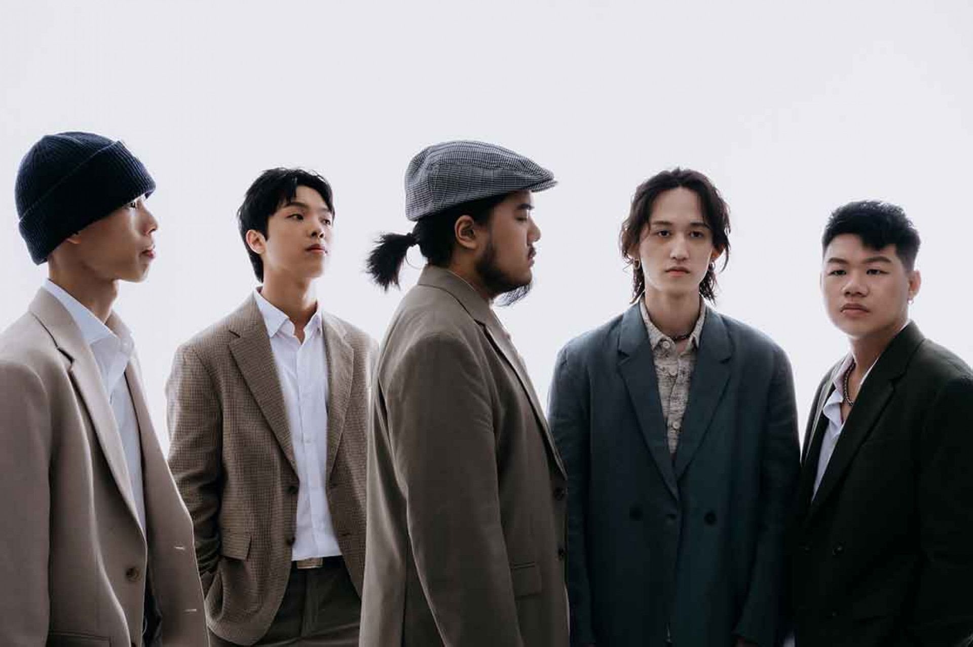 梁河懸(左起)_鍵盤手狄倫、主唱&吉他手秉良、貝斯手伯彥、吉他手孝玹、鼓手小名