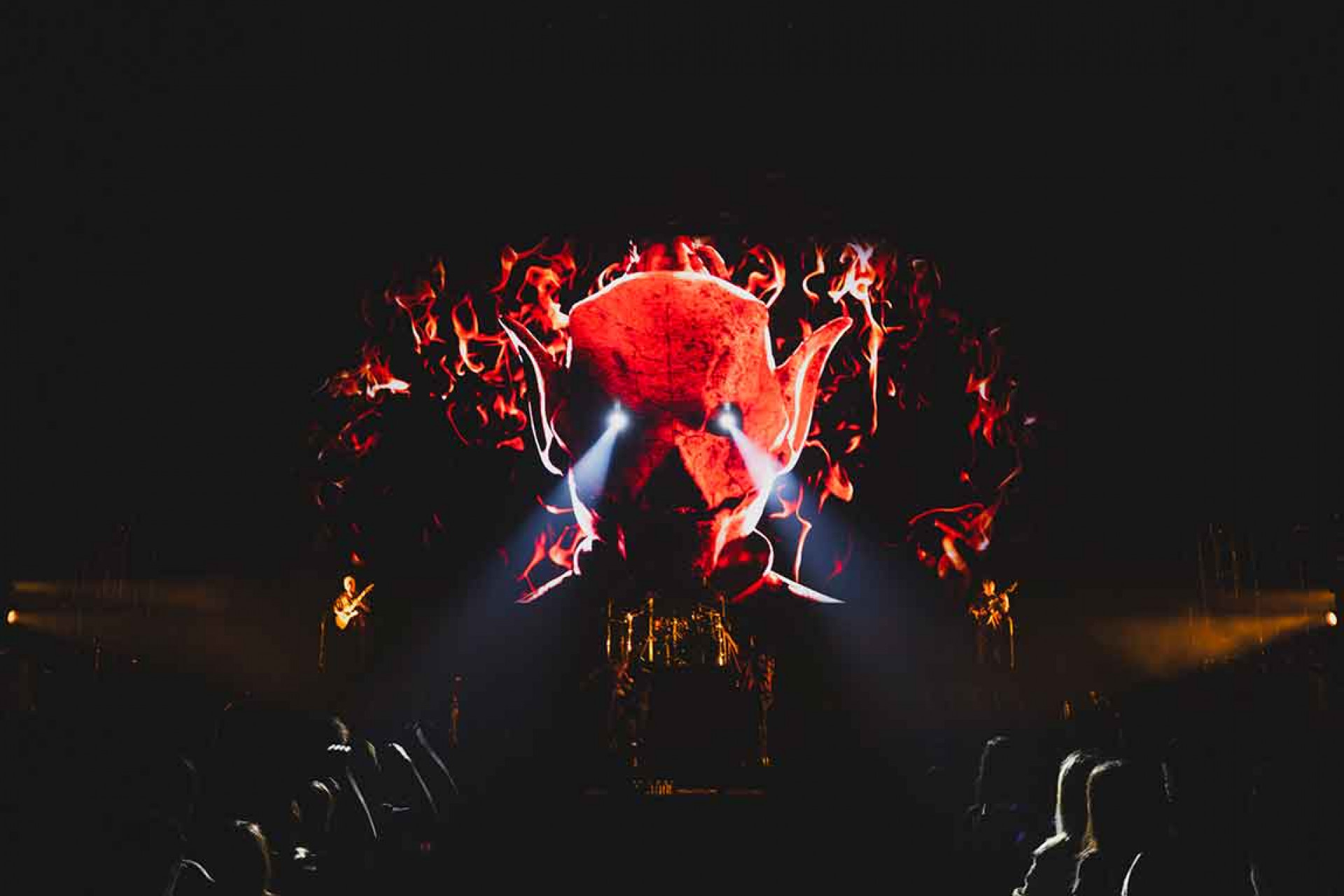 血肉果汁機北流演出時以震撼的燈光視覺效果打造強大舞台