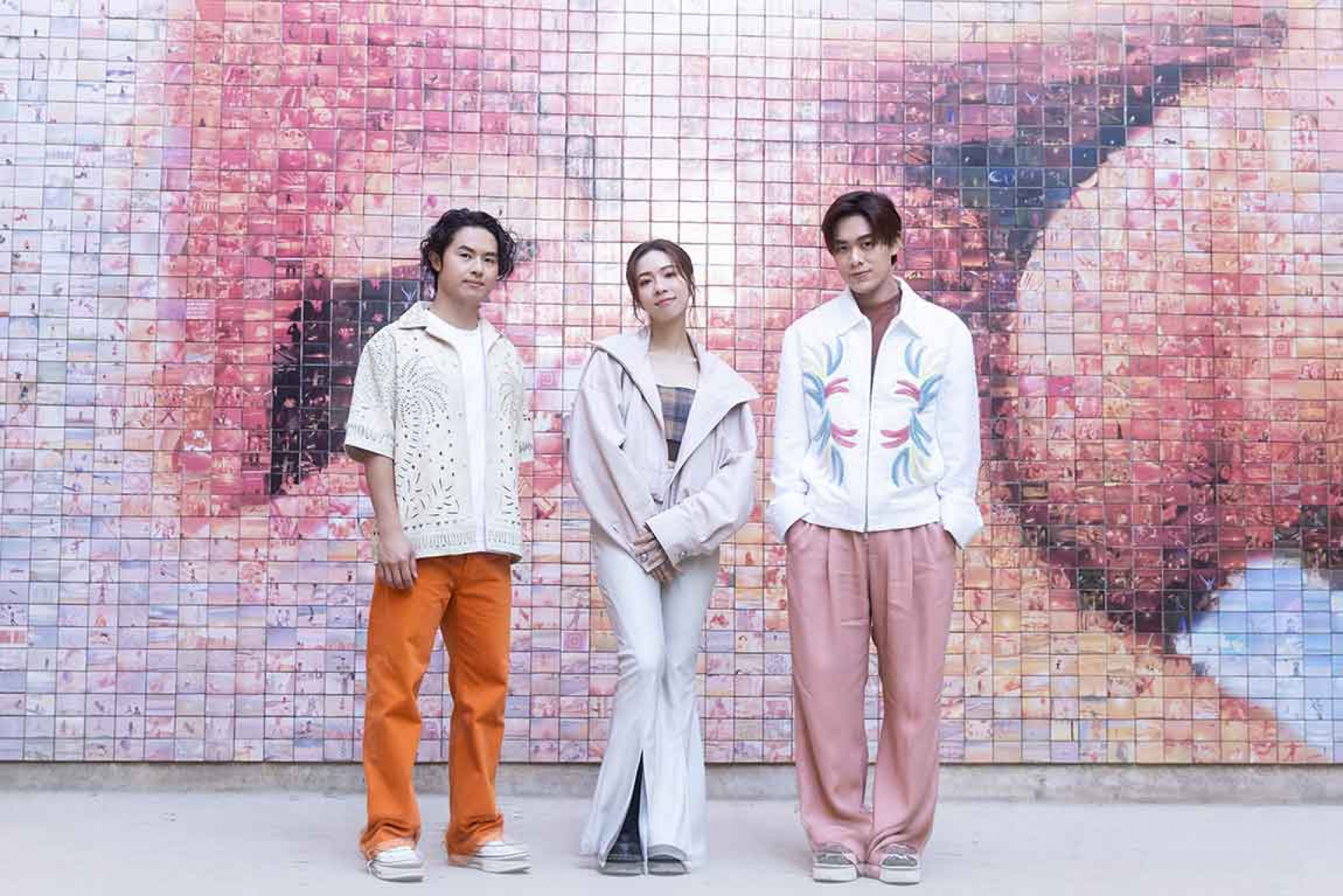 告五人在巴塞隆納知名景點親吻牆前拍攝〈從沒去過巴塞隆納〉MV。(相信音樂提供)