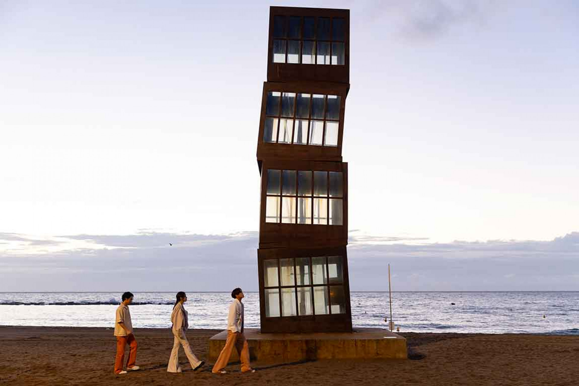 MV拍攝一天內跑遍巴塞隆納風景名勝,包含「受傷的星星」傾斜鐵塔。(相信音樂提供)