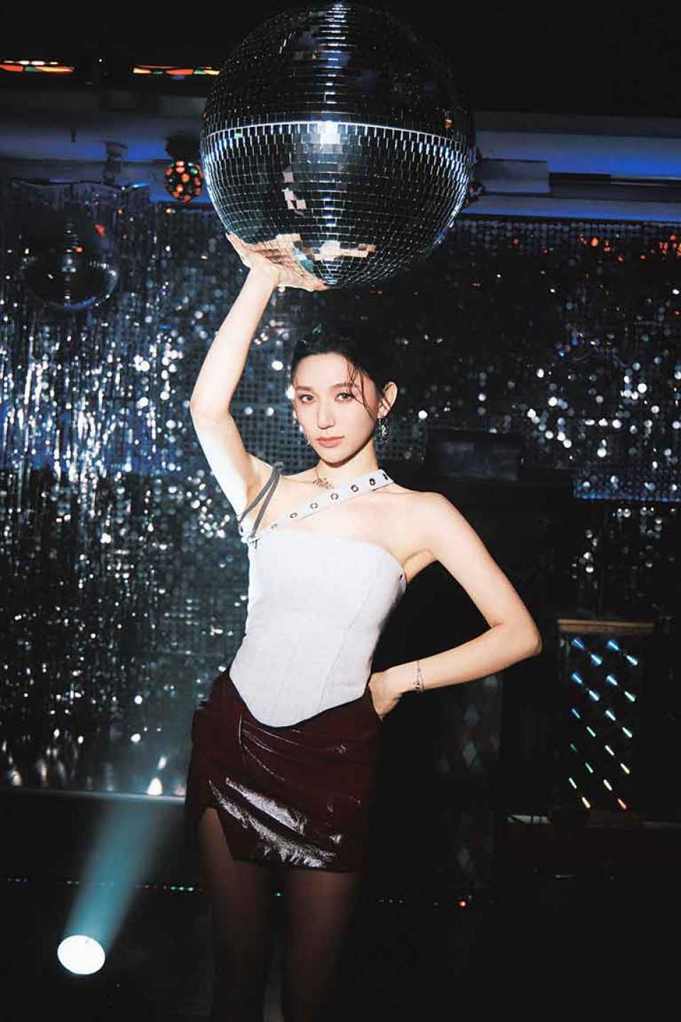 Haezee黃瑋昕女鬼造型馬甲+皮裙 性感不失個性的幽魂造型