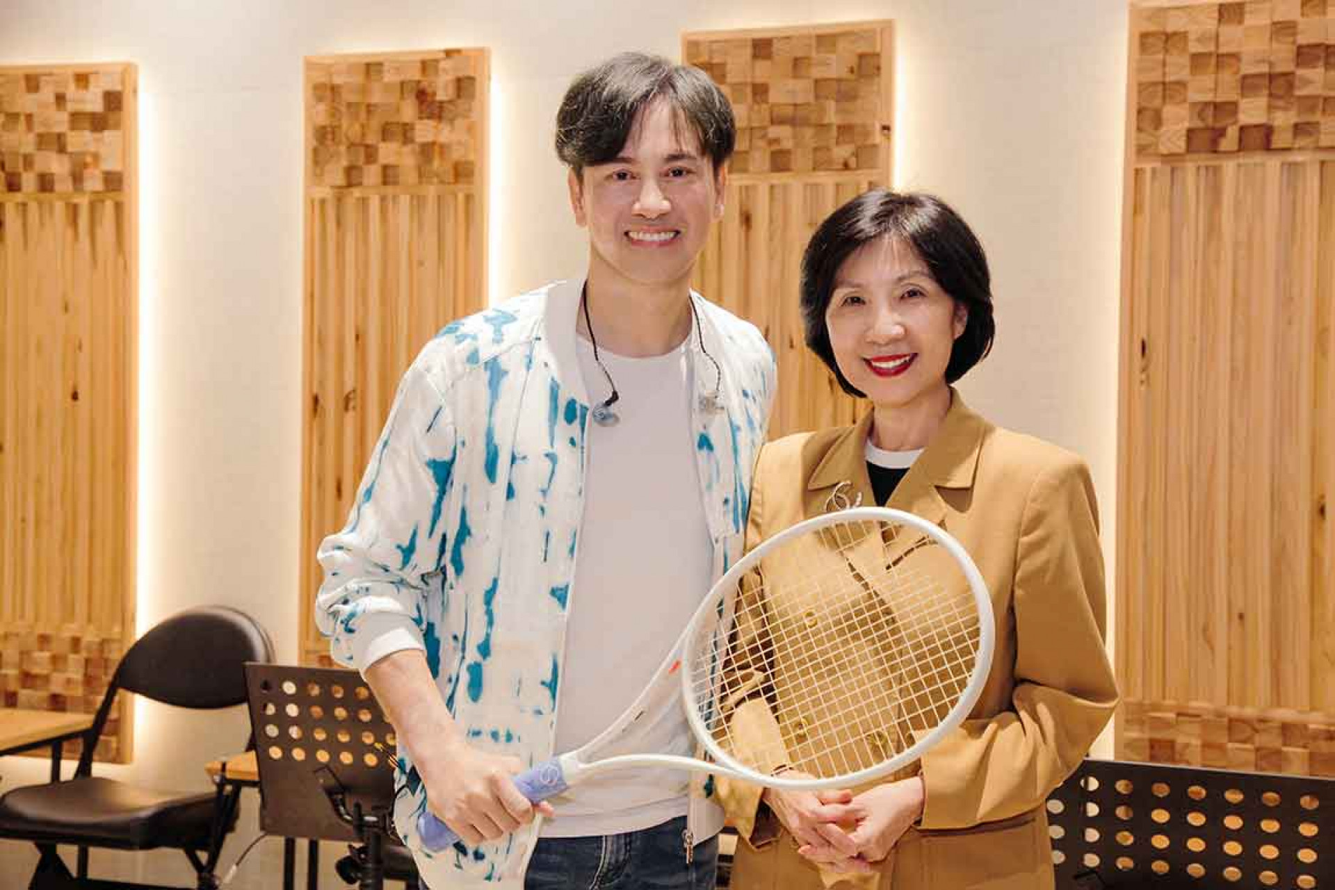 李聖傑(左)攻蛋倒數!遠傳總經理井琪(右)送網球拍應援!揮出滿滿音樂能量(華納音樂提供)