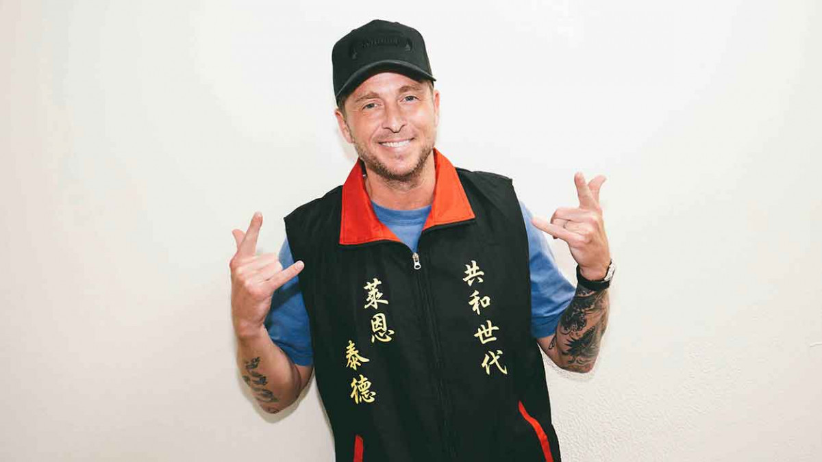 搖滾天團共和世代 完售攻高雄巨蛋！主唱變身「萊恩款」宮廟主委 超實力二小時金曲連發