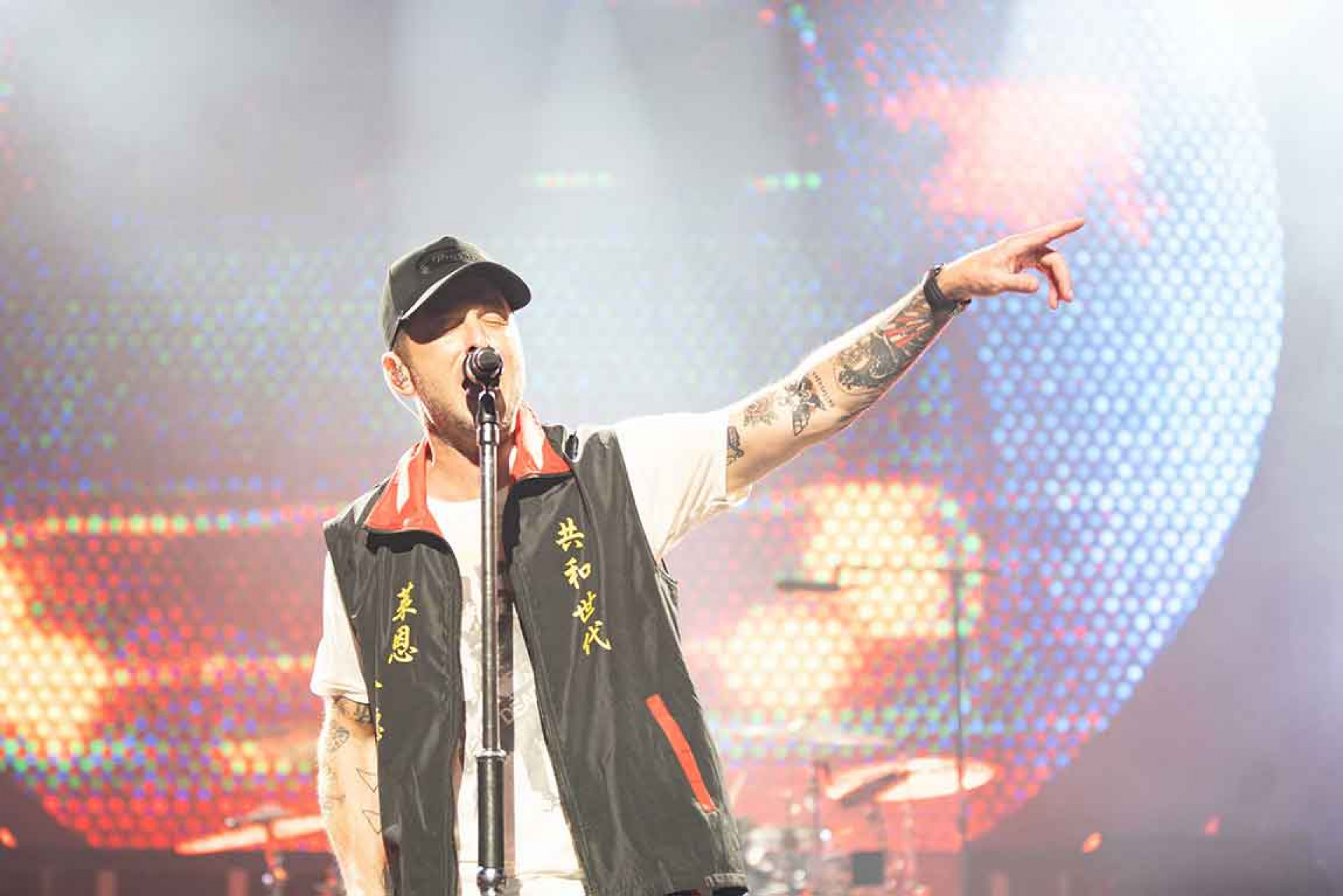 共和世代開心穿上「萊恩款」宮廟背心-與歌迷相約-2026台北小巨蛋見 Live Nation Taiwan 提供