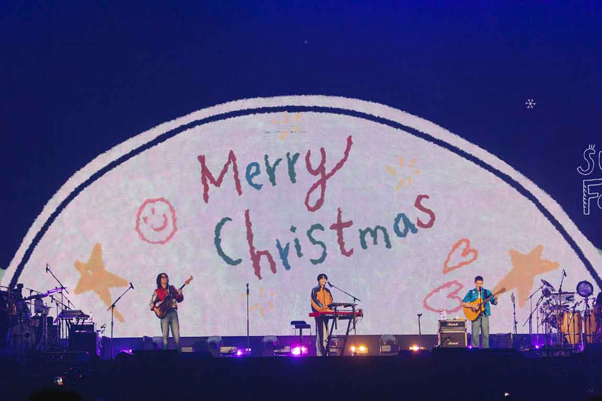 適逢聖誕節將近,阿奎老婆33所繪製的〈心向夏天〉插畫視訊也特別加入聖誕元素。(相信音樂提供)