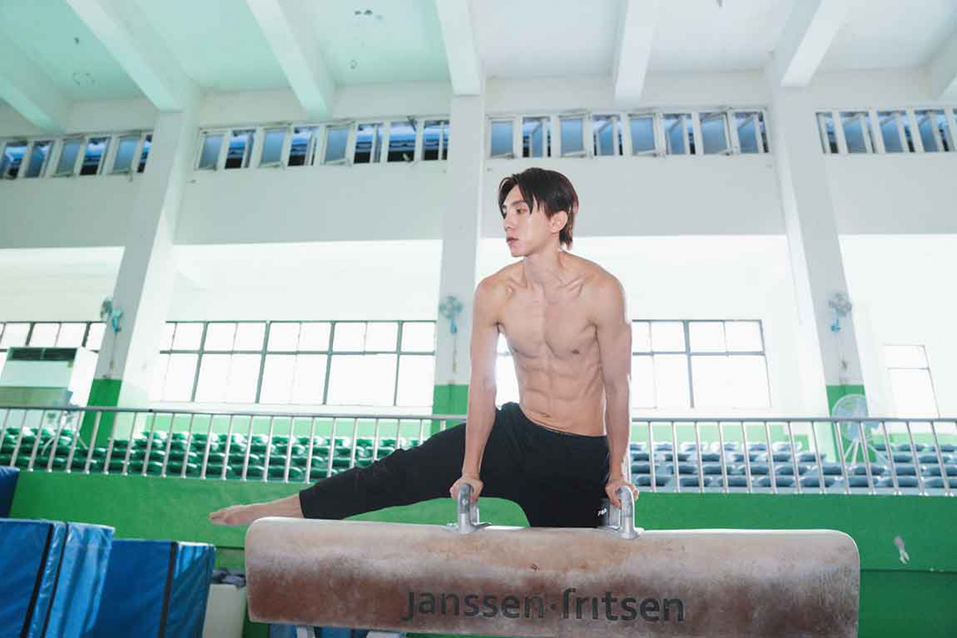 潘胤傑在古程丰新歌〈並肩飛翔〉MV中展露8_ 體脂性感身材  （小超人綜合體能俱樂部 提供）