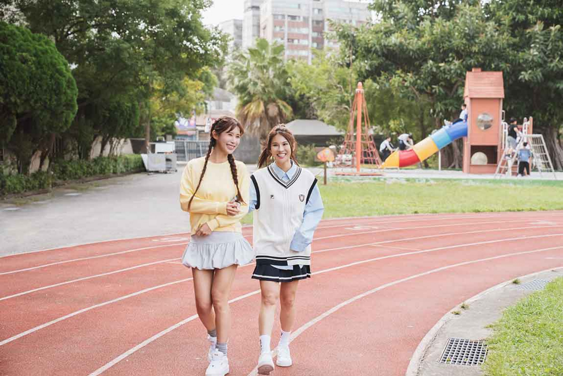 古程丰新歌MV〈並肩飛翔〉邀來啦啦隊女神琳妲(右)、小超人綜合體能俱樂部教練沐妍(左)參與演出〈並肩飛翔〉(小超人綜合體能俱樂部 提供)