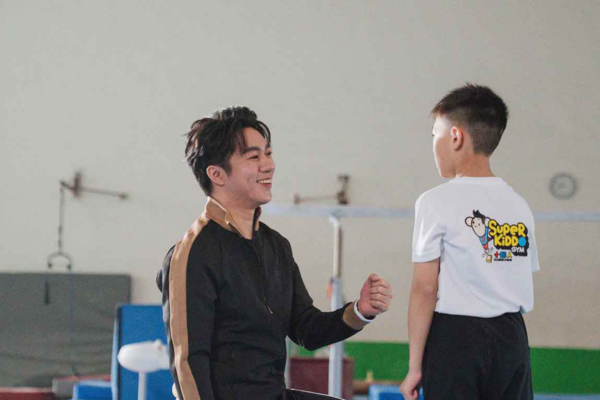 新歌MV〈並肩飛翔〉古程丰與小超人綜合體能俱樂部學員開心對戲 (小超人綜合體能俱樂部 提供)
