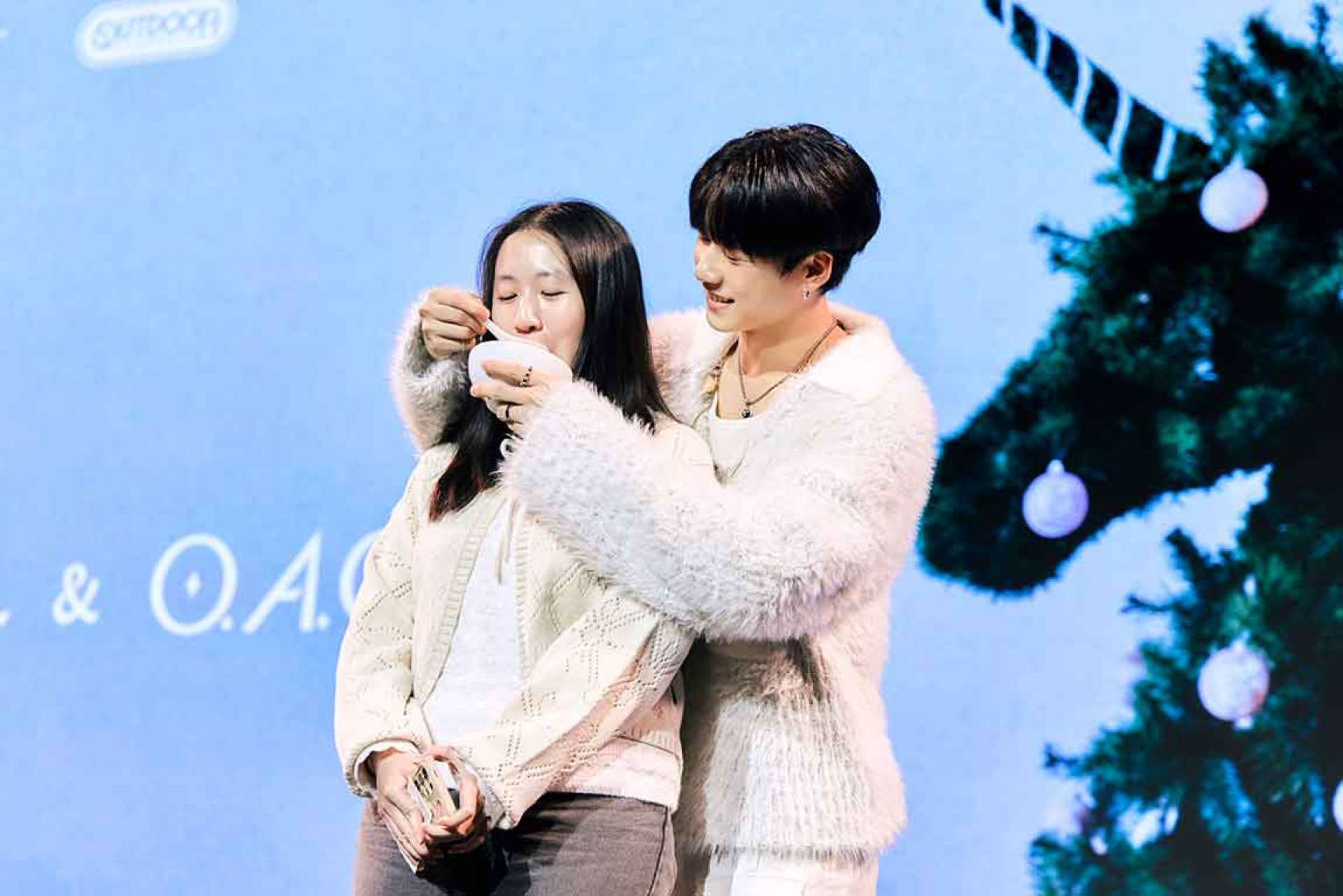 與幸運粉絲上演可愛又親密的吃湯圓小劇場