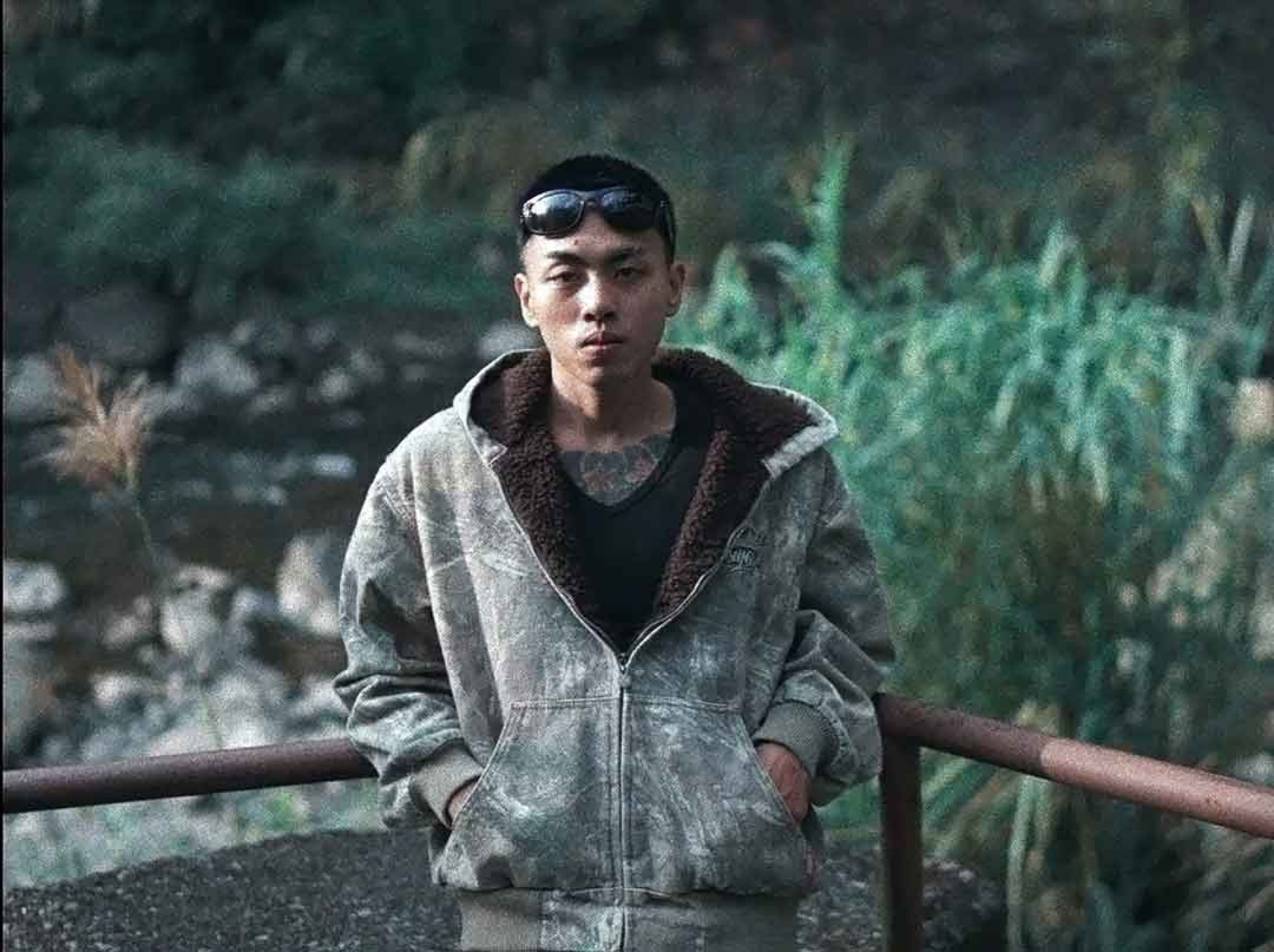 Lizi 栗子首張專輯第三波MV〈糞〉，也是專輯中讓人印象深刻的收錄曲之一。