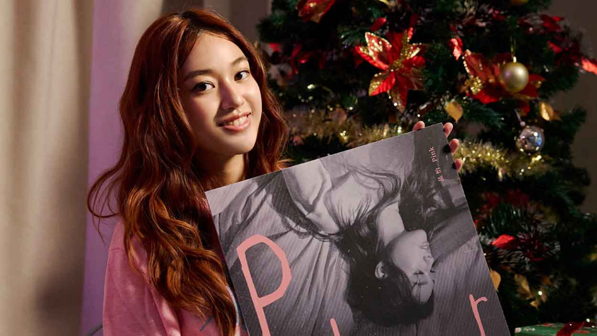 品怡完整重現《大學聲》賽時經典創作 用全創作專輯《Pink Hour》迎接成長體悟打造專屬喘息空間