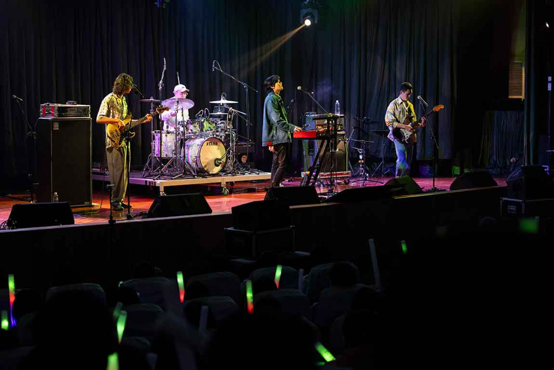 宇宙人一連帶來〈陪我玩〉、〈那你呢〉瞬間點燃現場氣氛。(相信音樂提供)