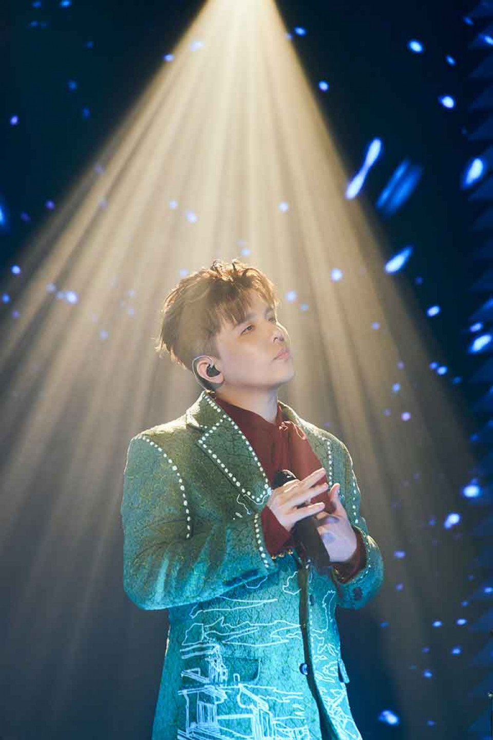 小宇 宋念宇以充滿耶誕氣氛的紅色襯衫搭配綠西裝造型帥氣登場