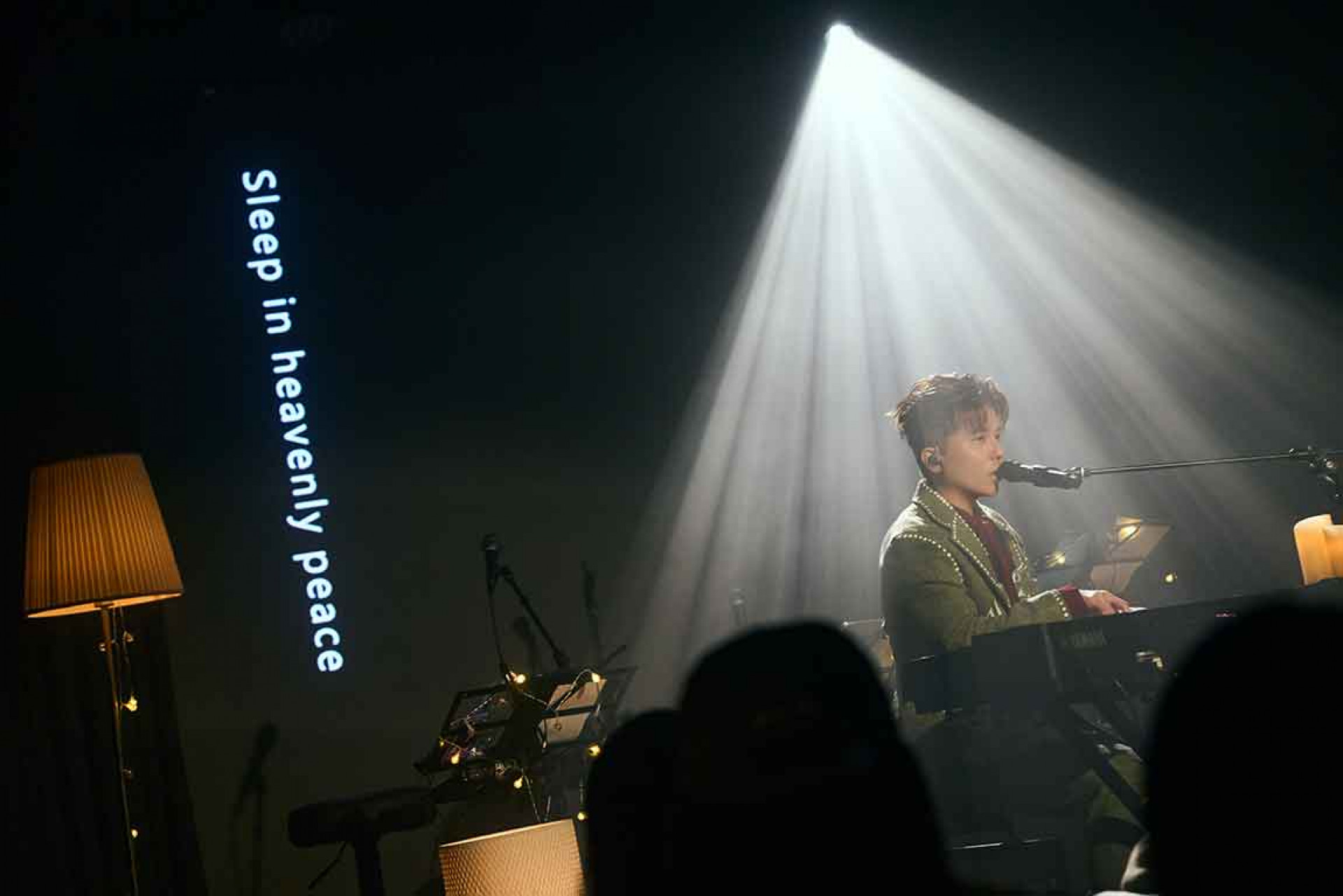 耶誕夜安可加碼 自彈自唱〈平安夜〉送驚喜