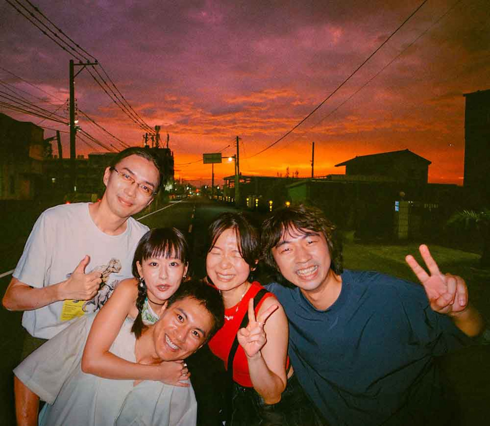 百合花在近日釋出歌曲〈龍眼〉MV，找來日前在電影《泥娃娃》表現亮眼的李冠毅共同演出