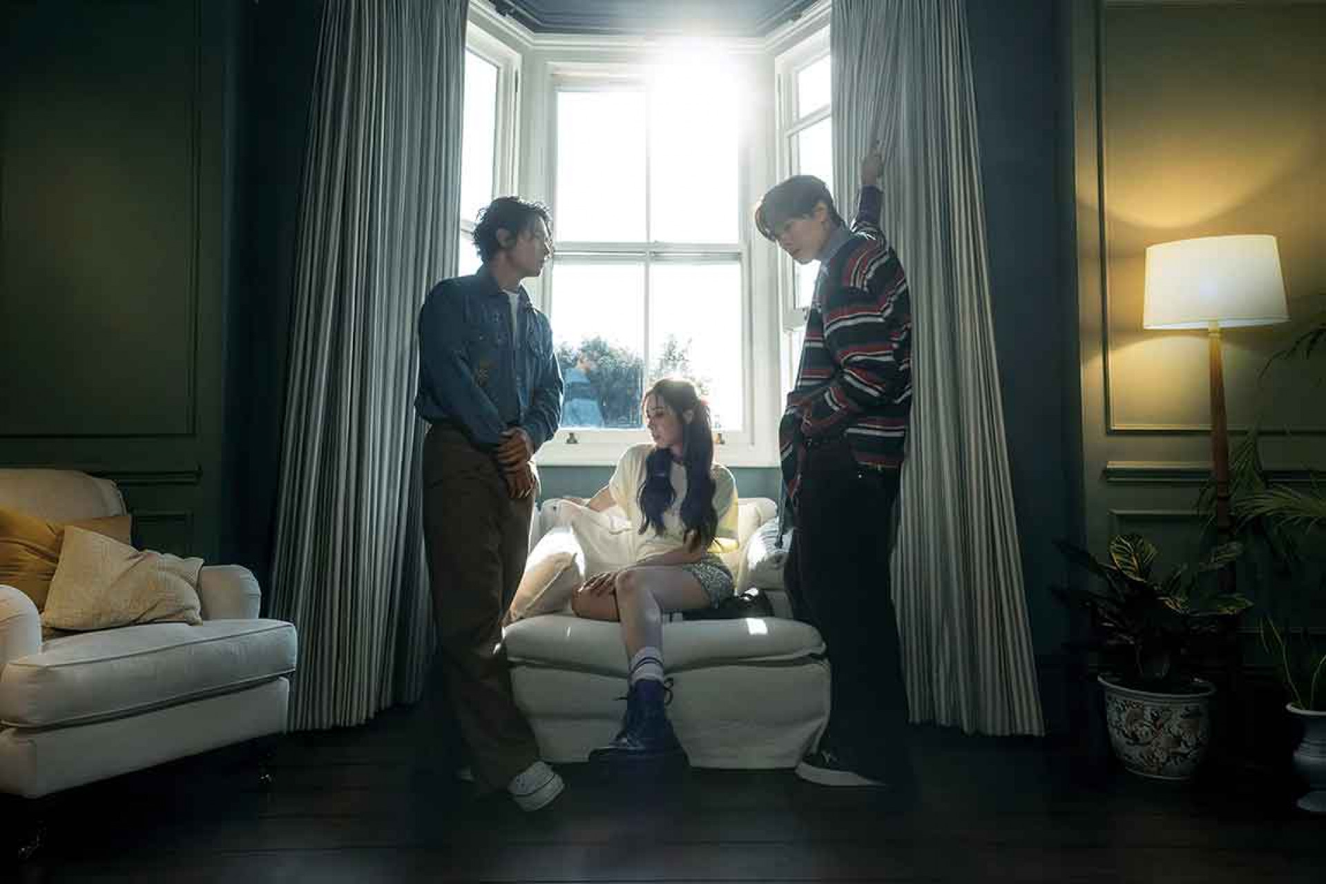 告五人〈夏天的海冬天的雪〉MV拍攝場景橫跨倫敦多處街景,也選在一棟充滿英式風情的紅磚老宅拍攝 House Party。(相信音樂提供)