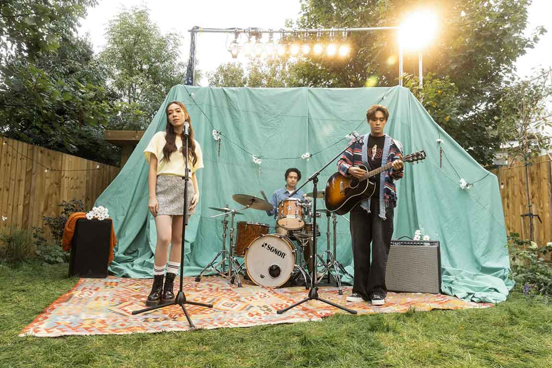 圖03：告五人艾比路錄音完，年末倫敦開派對House Party，〈夏天的海冬天的雪〉MV現場直接 live 開唱。（相信音樂提供）