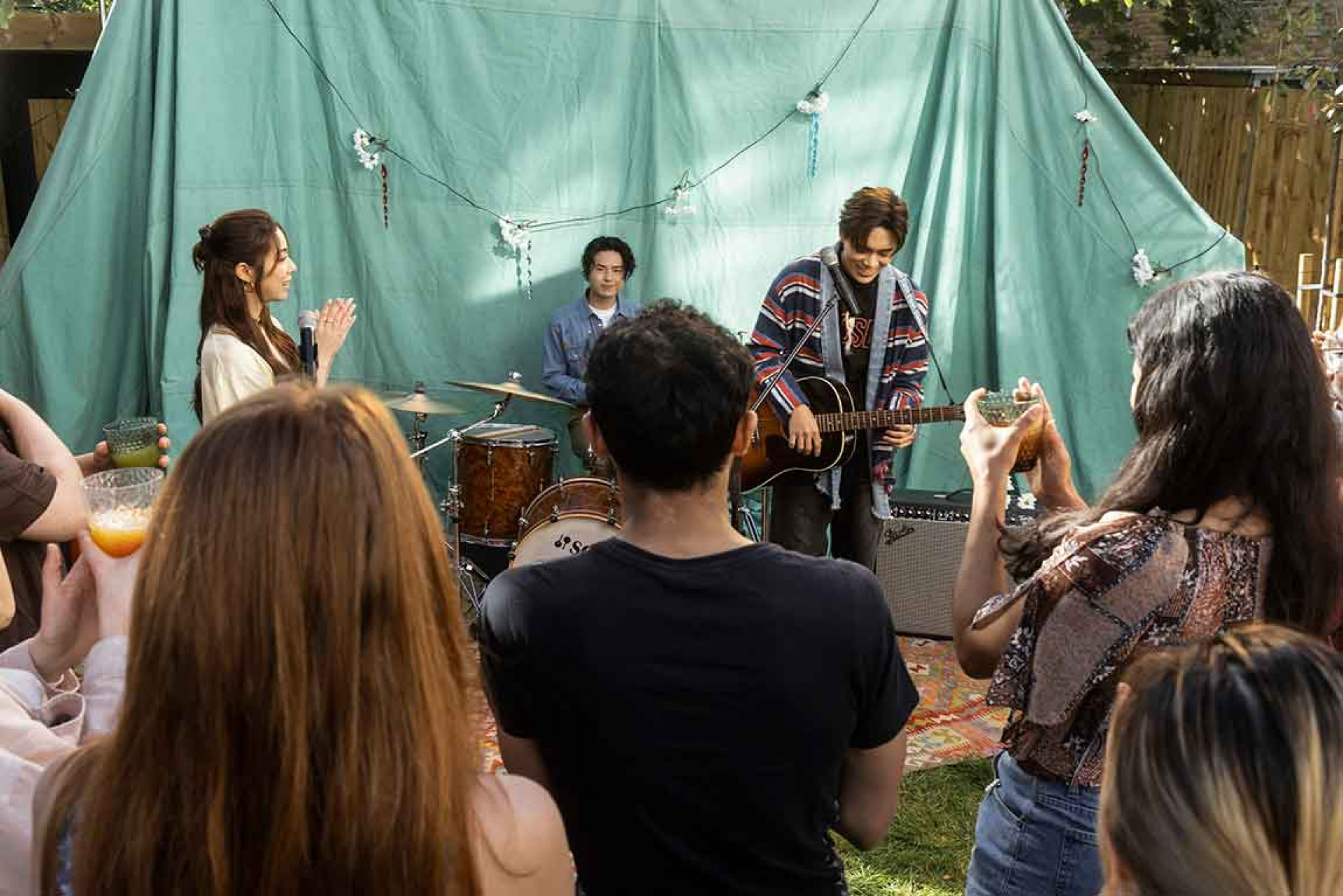 告五人化身「我愛紅娘」,在倫敦見證異國戀情CP感滿到溢出。(相信音樂提供)