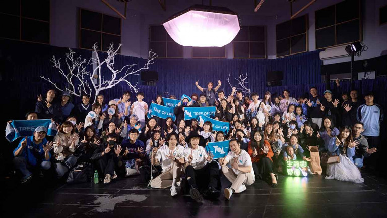 平安夜最暖乾杯！生命樹成軍15載 百人限定演出讓粉絲集體淚崩 感性告白：這輩子還要一起瘋