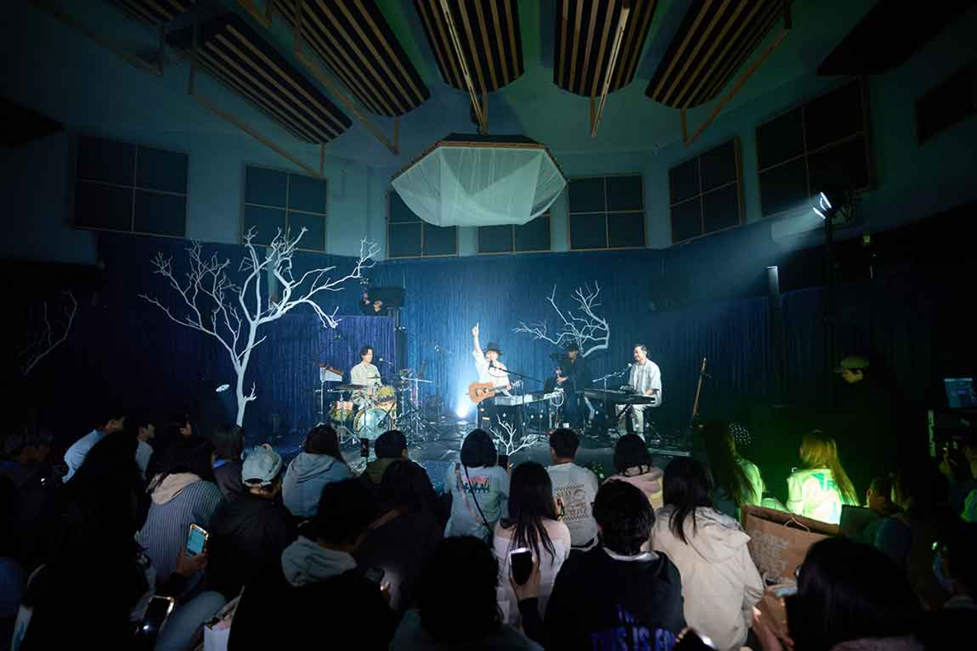 「彈到手抽筋也要繼續演!」生命樹挑戰「地獄級編曲」,網讚:這技術根本是神級現場