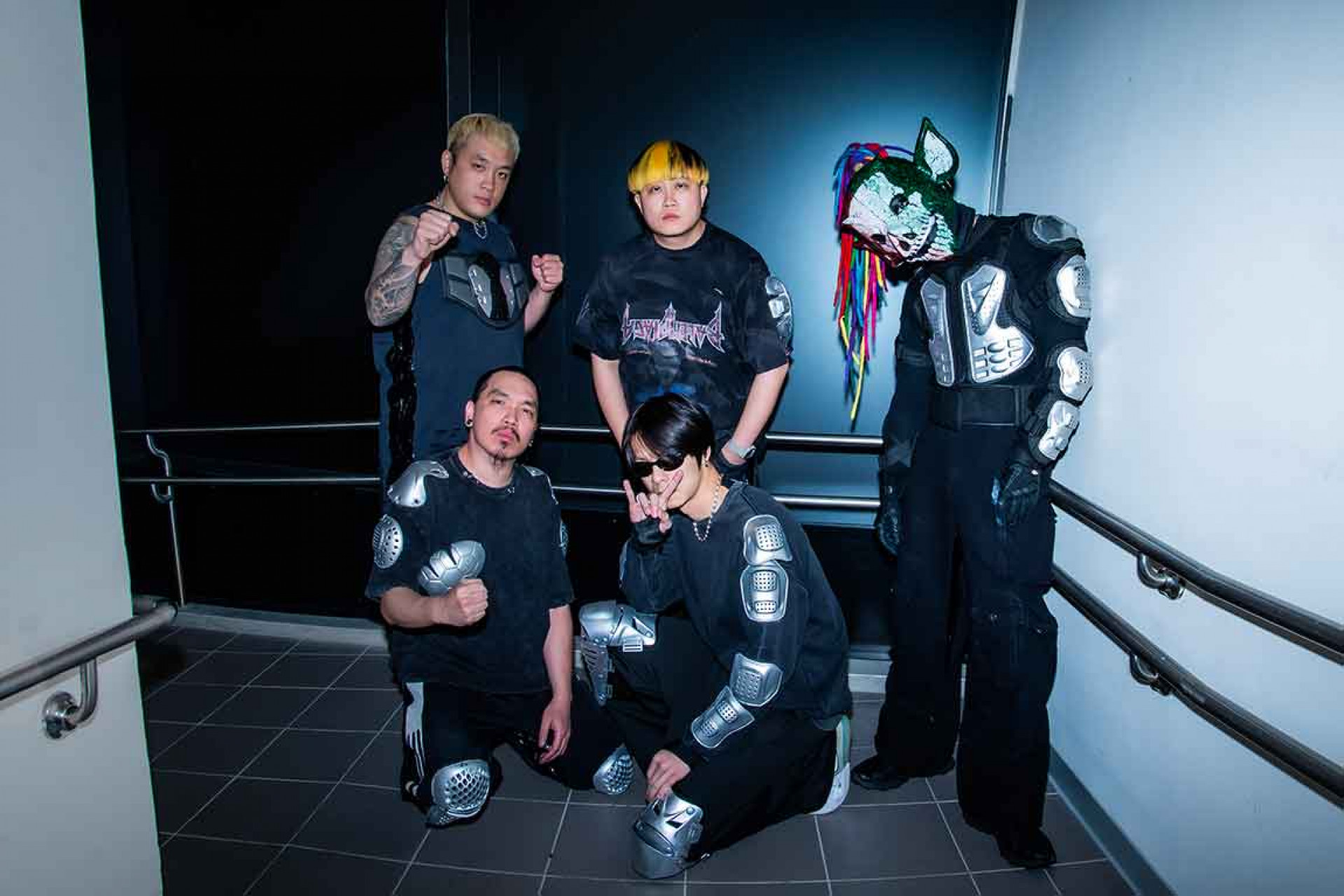 在新歌〈Hackery〉演出前血肉換上銀色戰甲帥氣舞台服裝