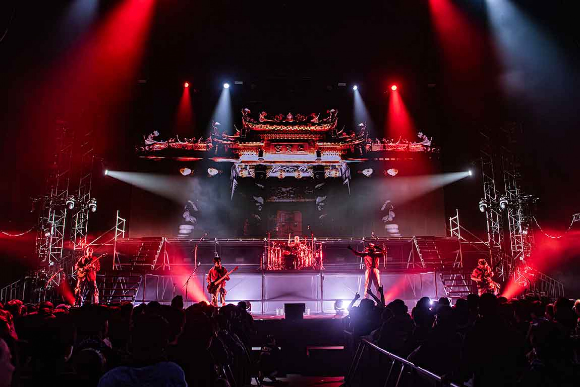 血肉果汁機在高流搭建三層樓高血肉宮,場面壯觀