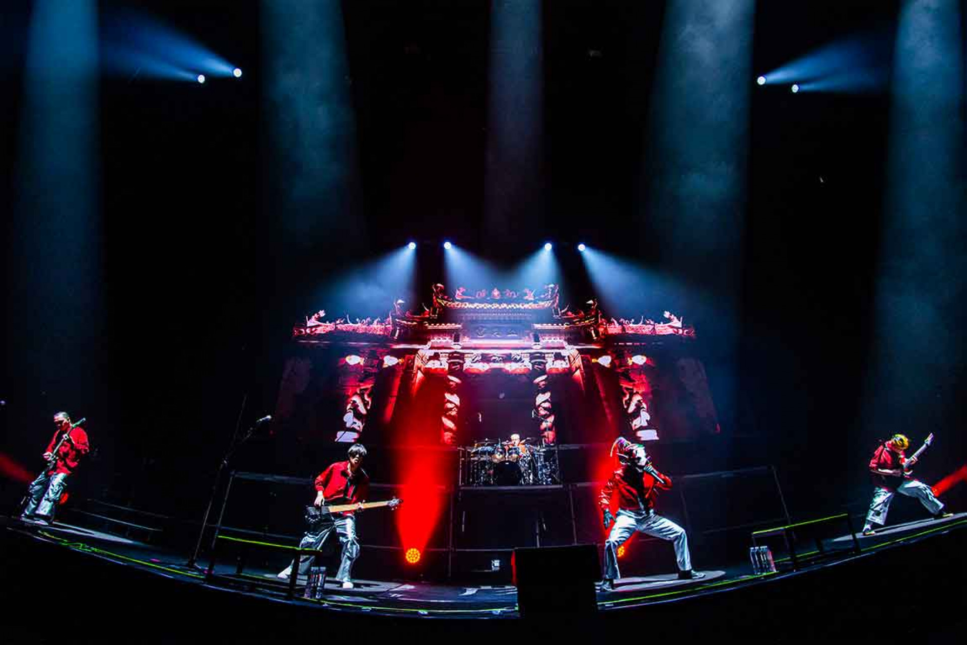 血肉果汁機穿上紅色戰服開唱