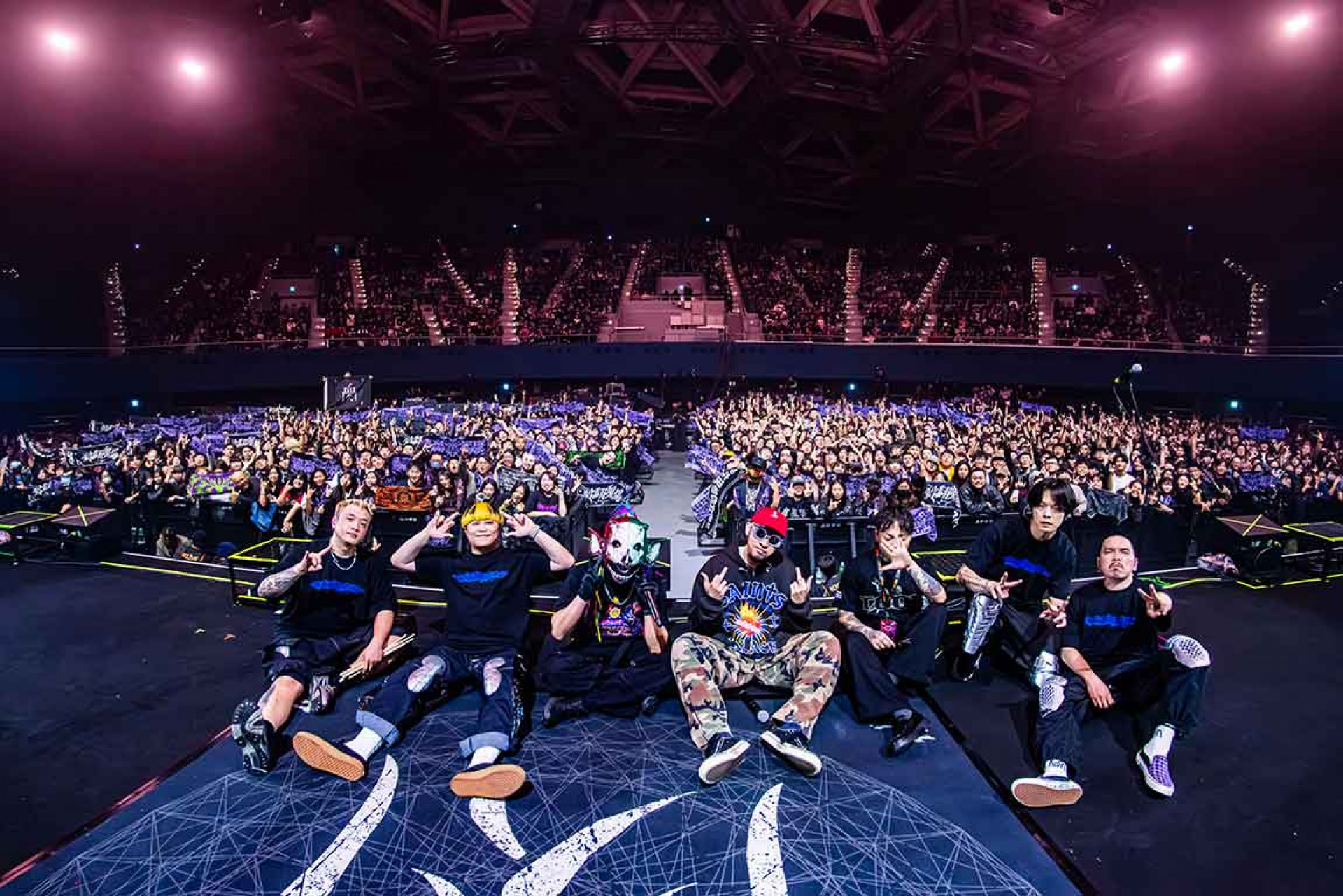 血肉果汁機與MC HotDog熱狗 (左4)、Bat Lin(右3) 與滿場樂迷大合照