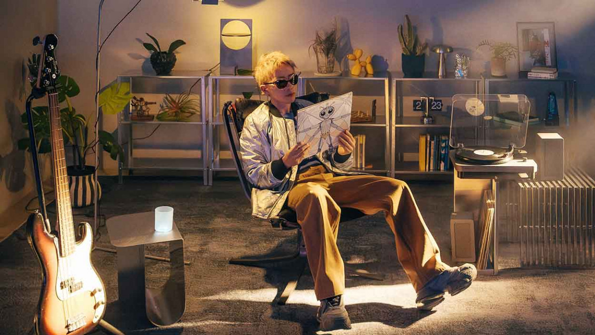 外星視角觀察人類社會 鄭興〈人類學家〉MV探問「幸福演算法」