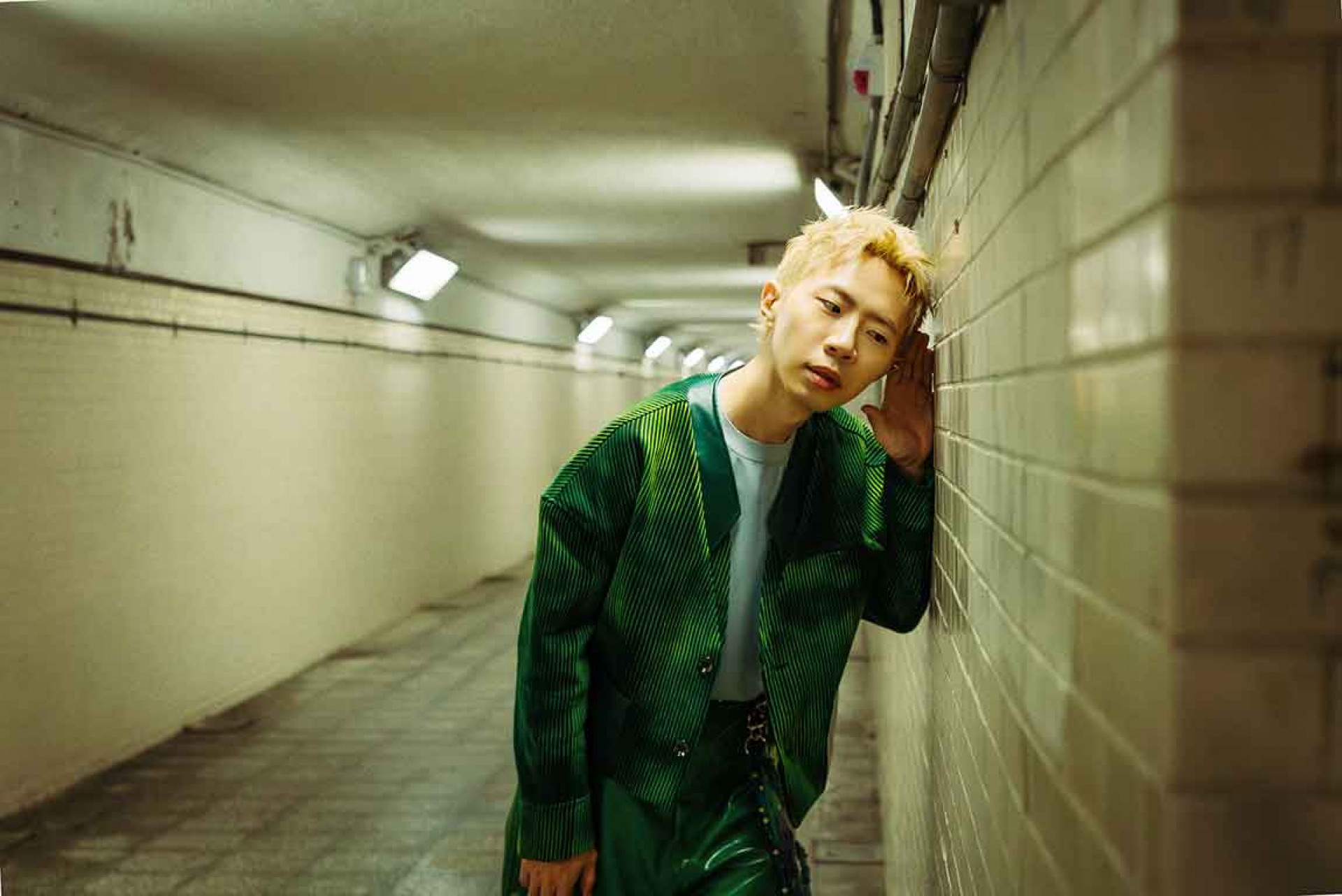 鄭興〈人類學家〉MV探問「幸福演算法」