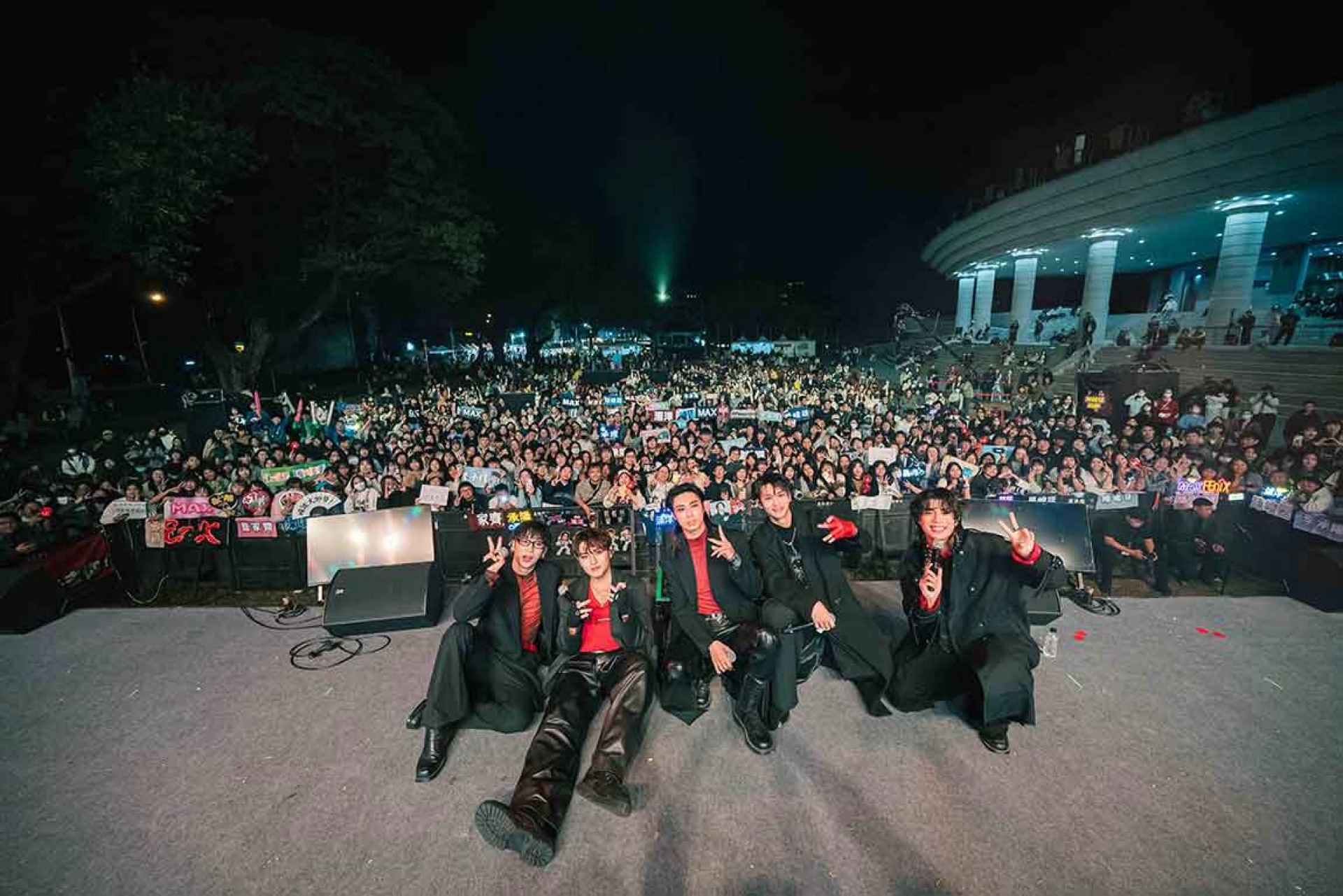 FEniX今年參與台南與屏東兩場跨年，用最新專輯《參》與誠意演出回應一路相伴的救火隊（華納音樂 提供）