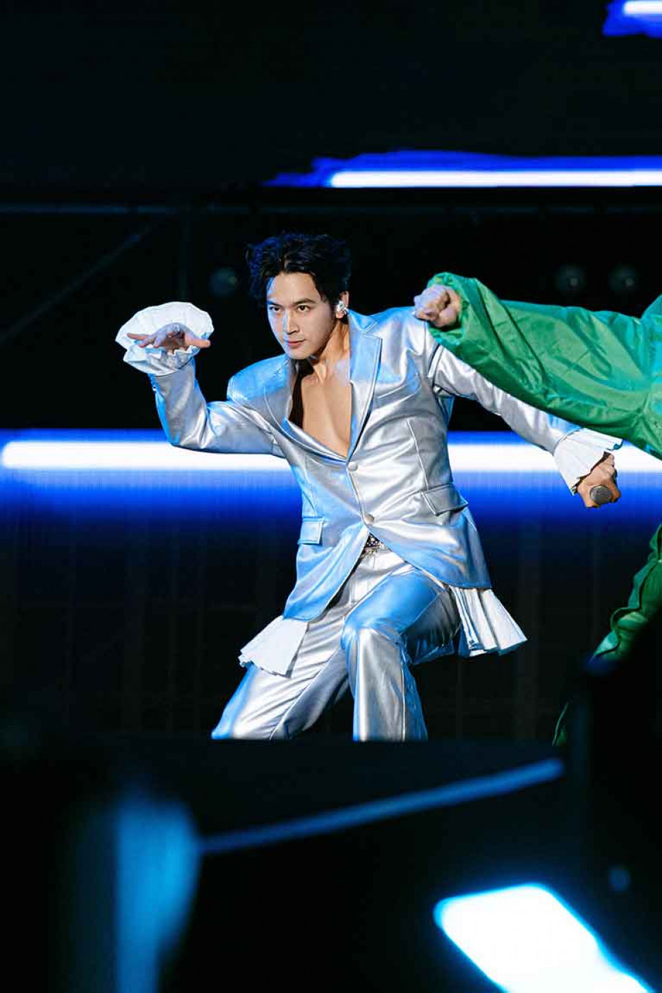 小樂吳思賢雙造型 秀胸肌寵粉(華納音樂 提供)