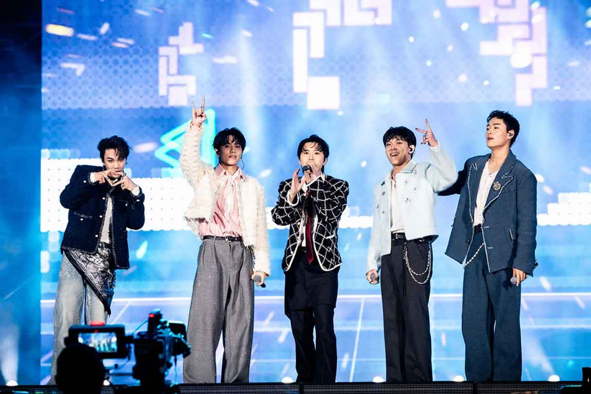 黃莑茗與須弘道挑戰舞蹈小分隊 R.Y.G. 的〈Disco Night〉（照片：年代電視台提供）