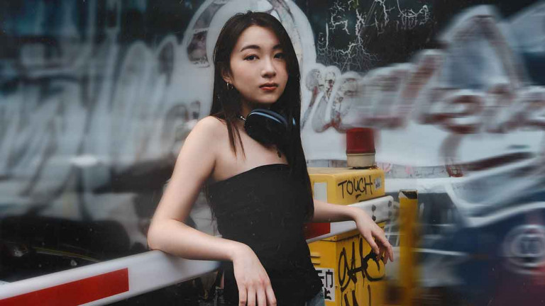 〈臺大的垃圾〉站上鏡頭前？！CClaire 馬愷伶首度露臉拍 MV 正式宣告音樂人新身分