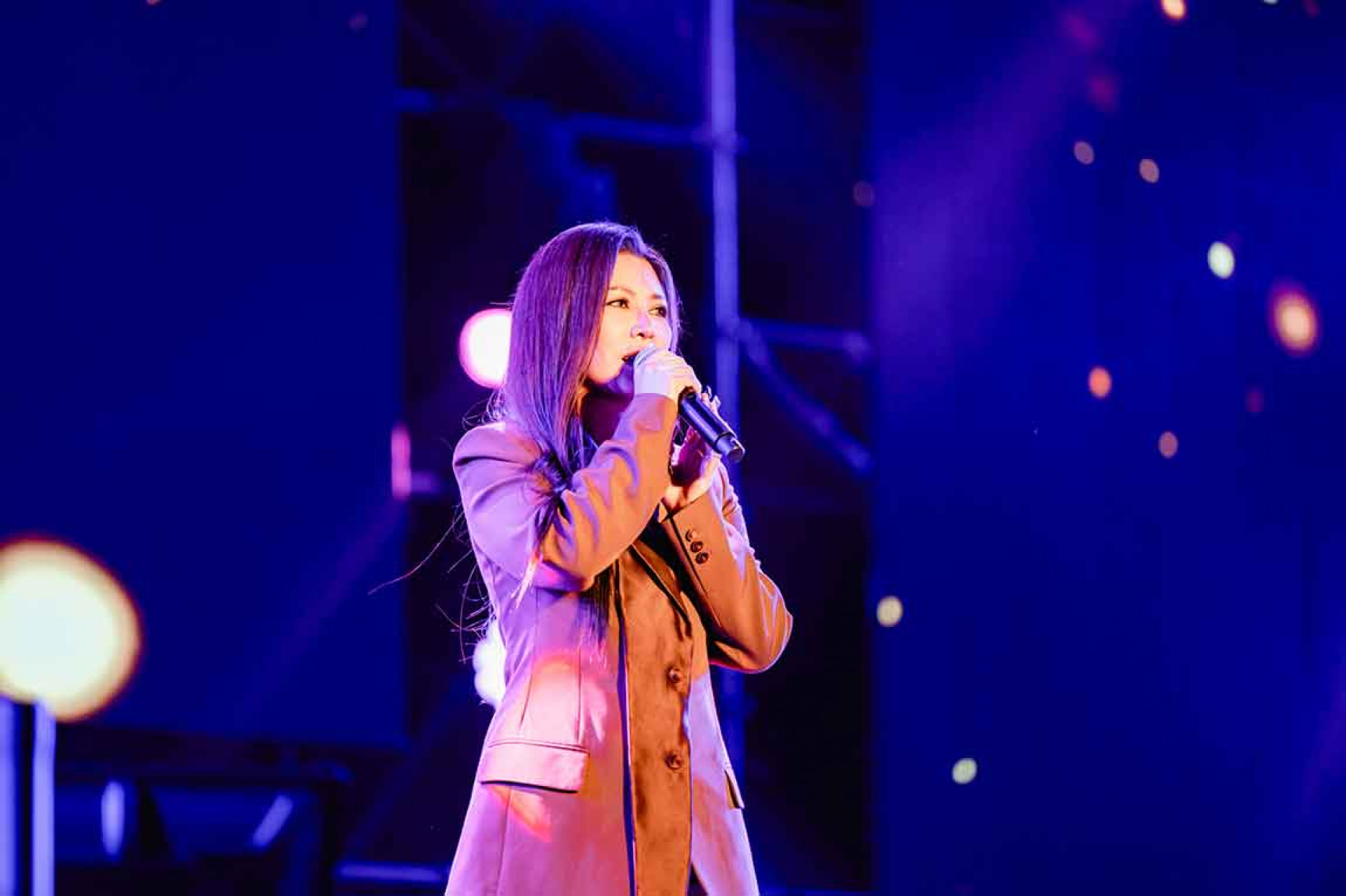 艾怡良都會知性溫柔獻唱 台下燈海氣氛感人