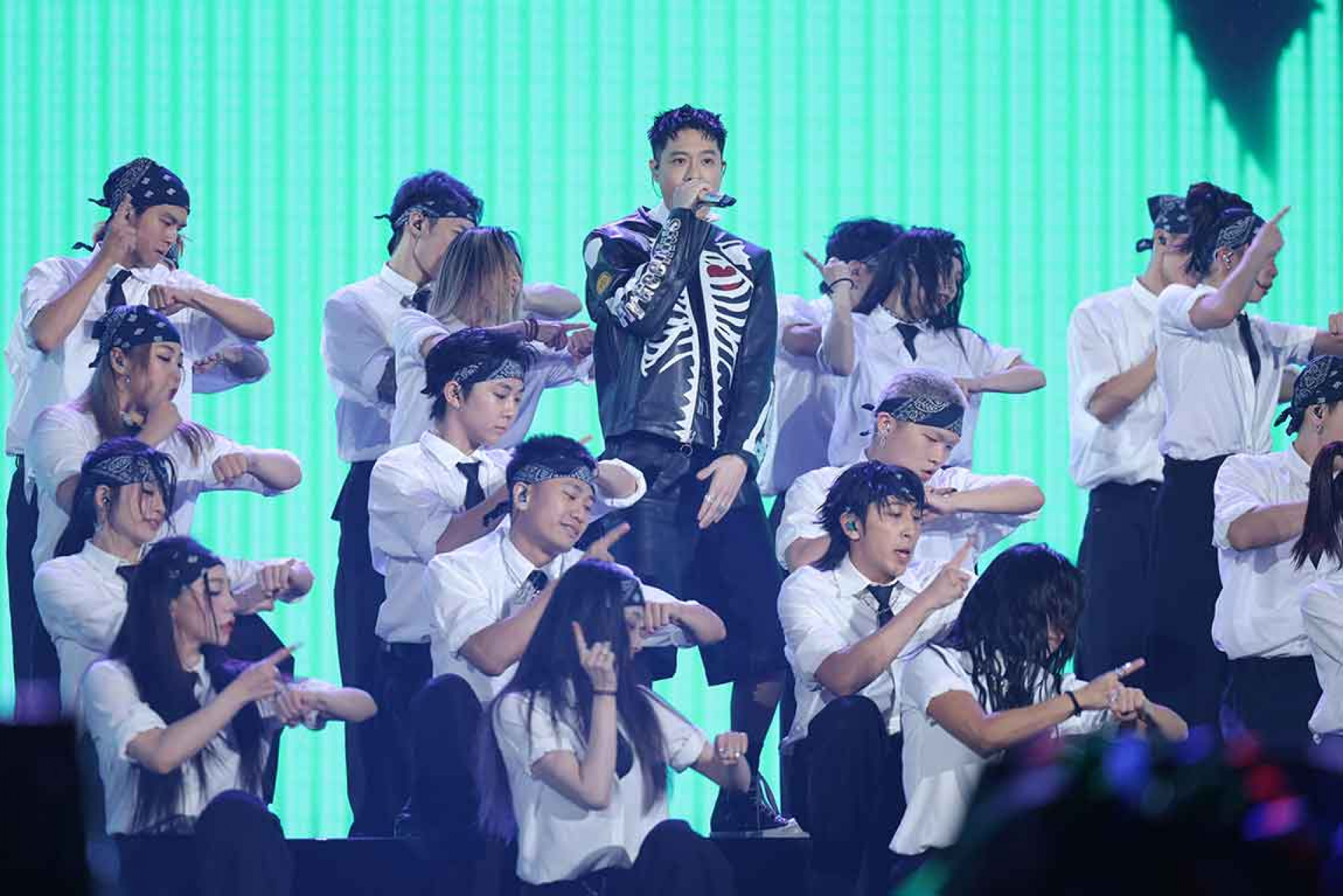 周湯豪北跨帶領20位舞者堪稱演唱會精華版