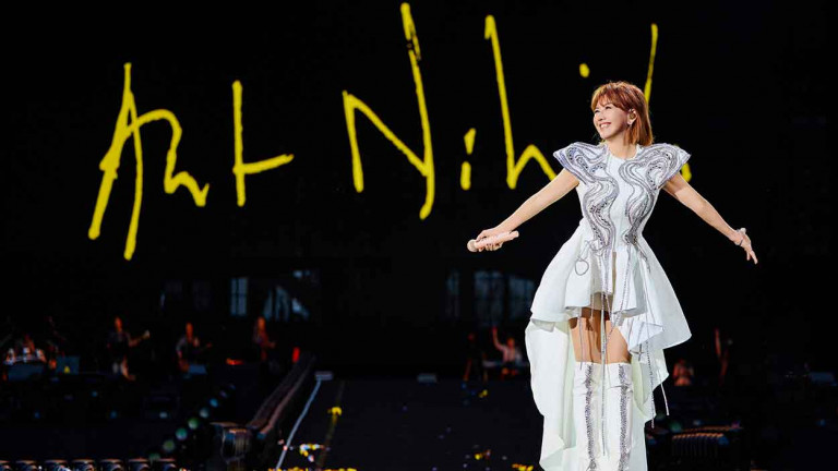 2026首站香港！孫燕姿相隔12年登上香港第一大場館 《就在日落以後》巡迴演唱會 3/13、15 啟德主場館登場