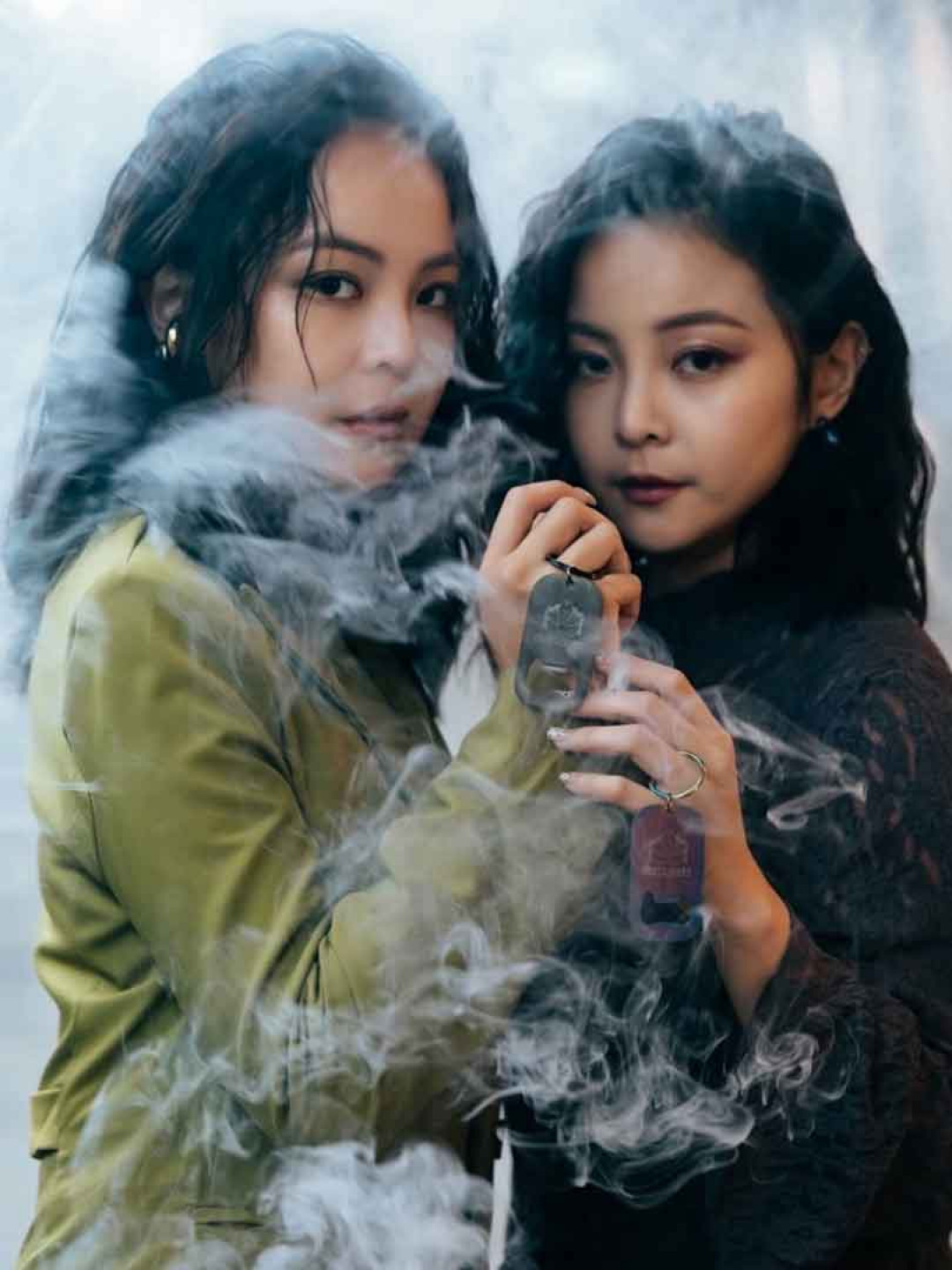 歌曲中大量出現「光影」、「共振」等意象，象徵人在感官與意識之間重新對頻的過程