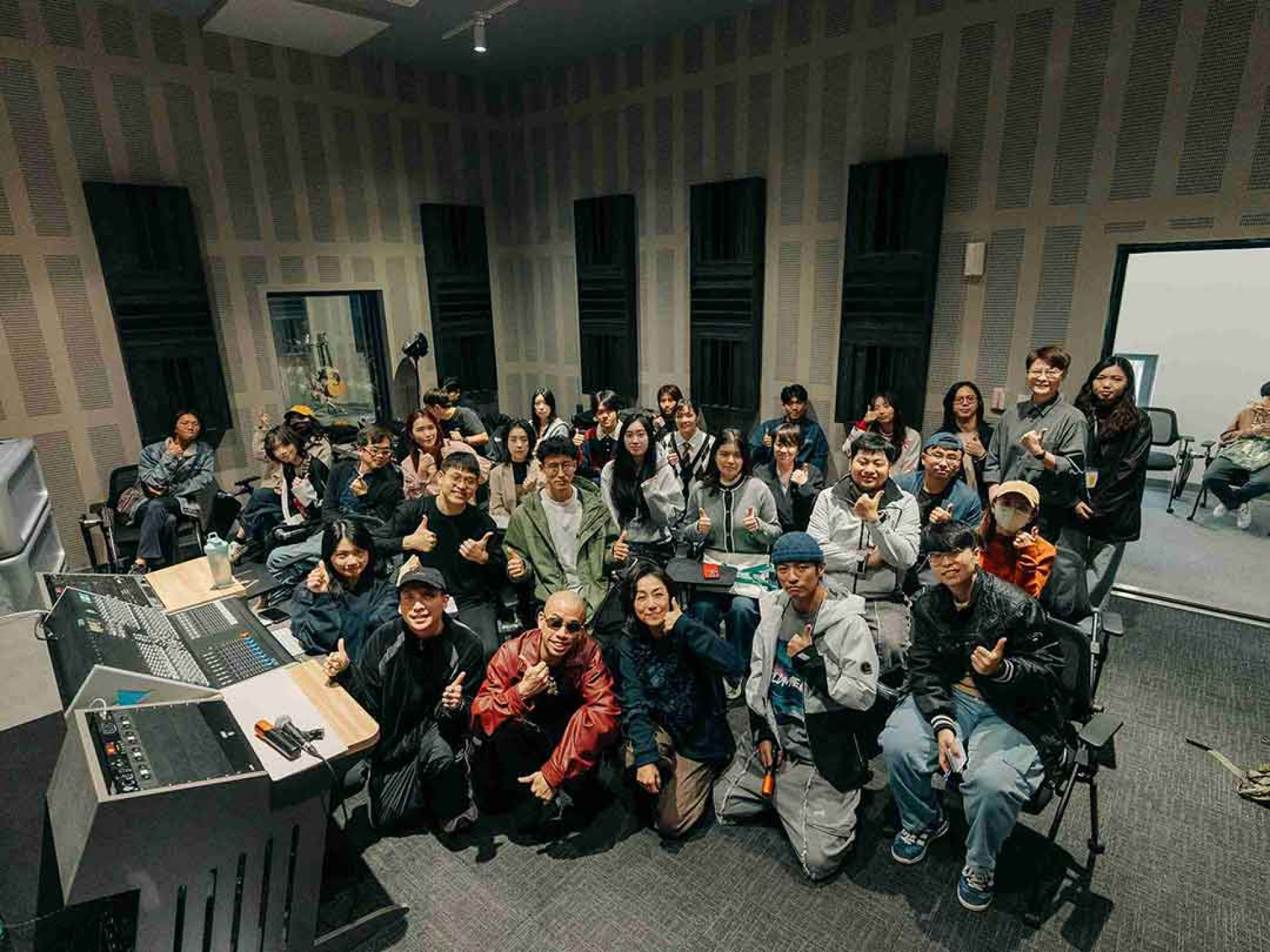 北流首辦「演唱會學院」呂士軒前往排練室與學員進行團練。圖／北流提供