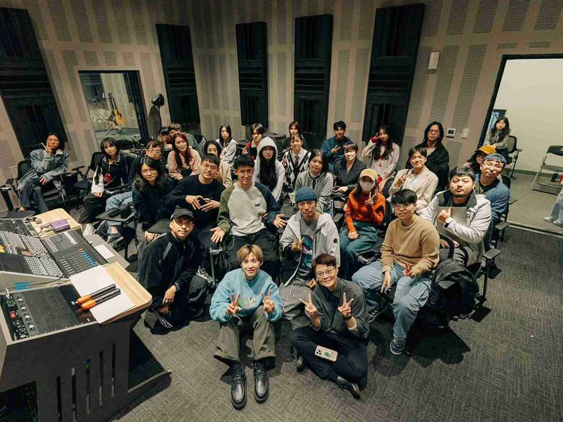 北流首辦「演唱會學院」王彙筑前往排練室與學員進行團練。圖／北流提供