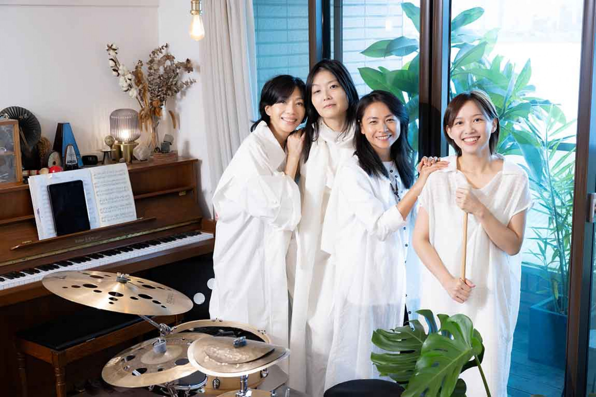 萬芳攜手全女性樂團推出全新音樂企劃「萬芳和壯女們 One Strong」