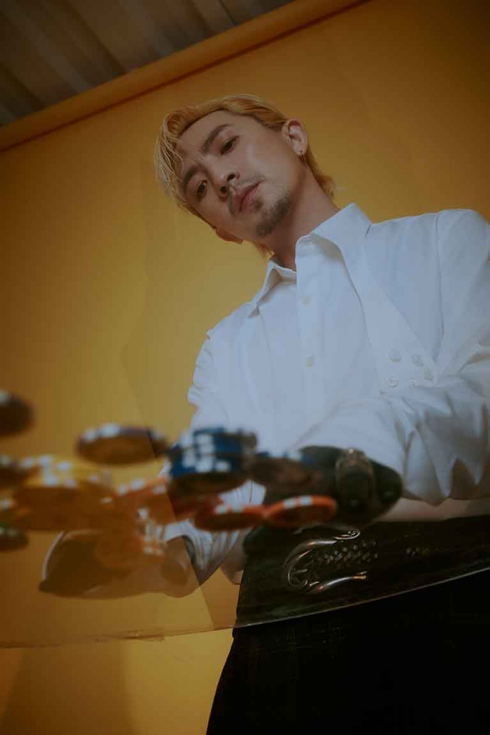 周自從推出第二張專輯《人造人間》，並釋出話題十足的〈賭未來〉MV