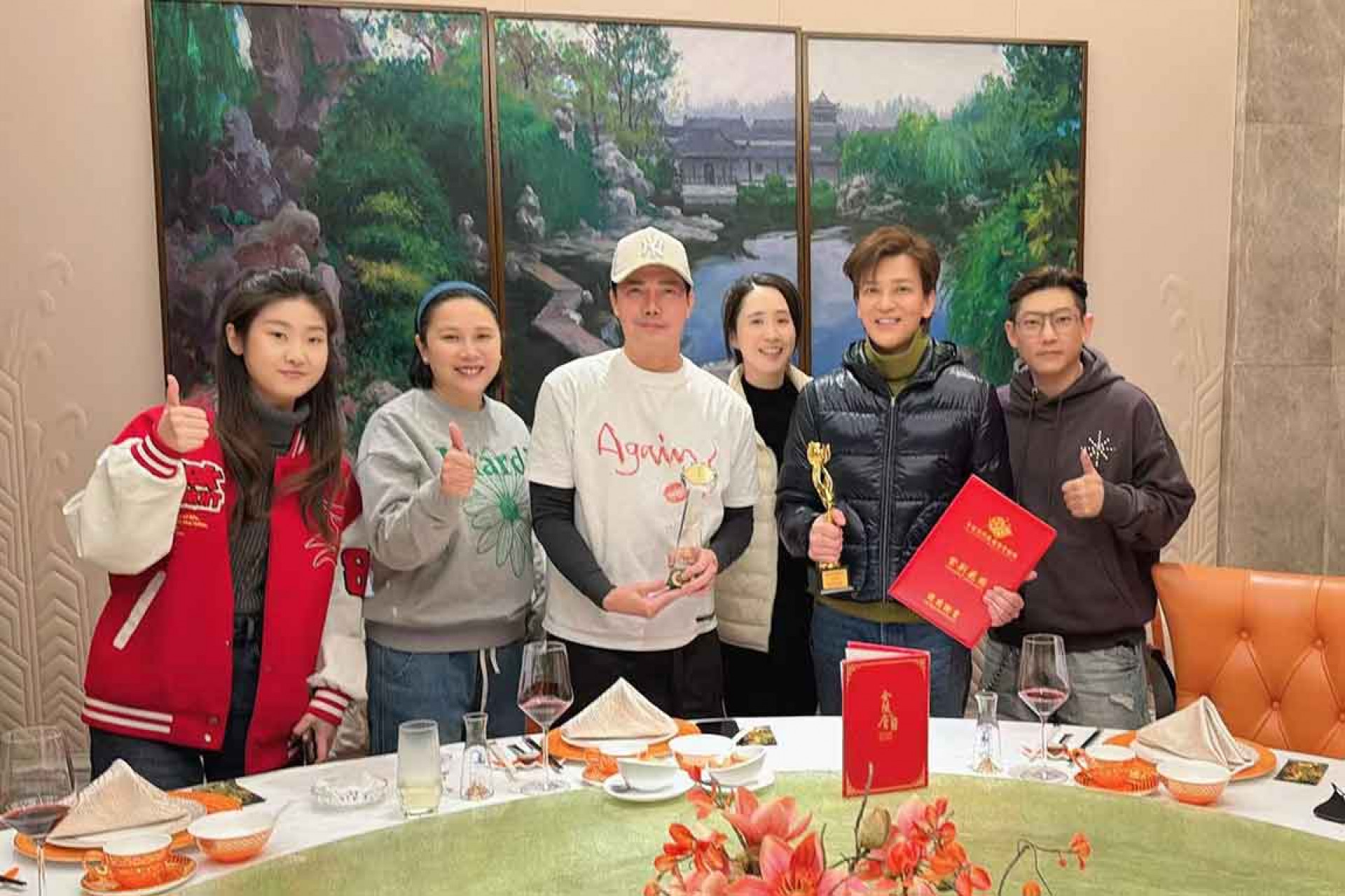 陳曉東補領影帝獎座與謝天華同樂