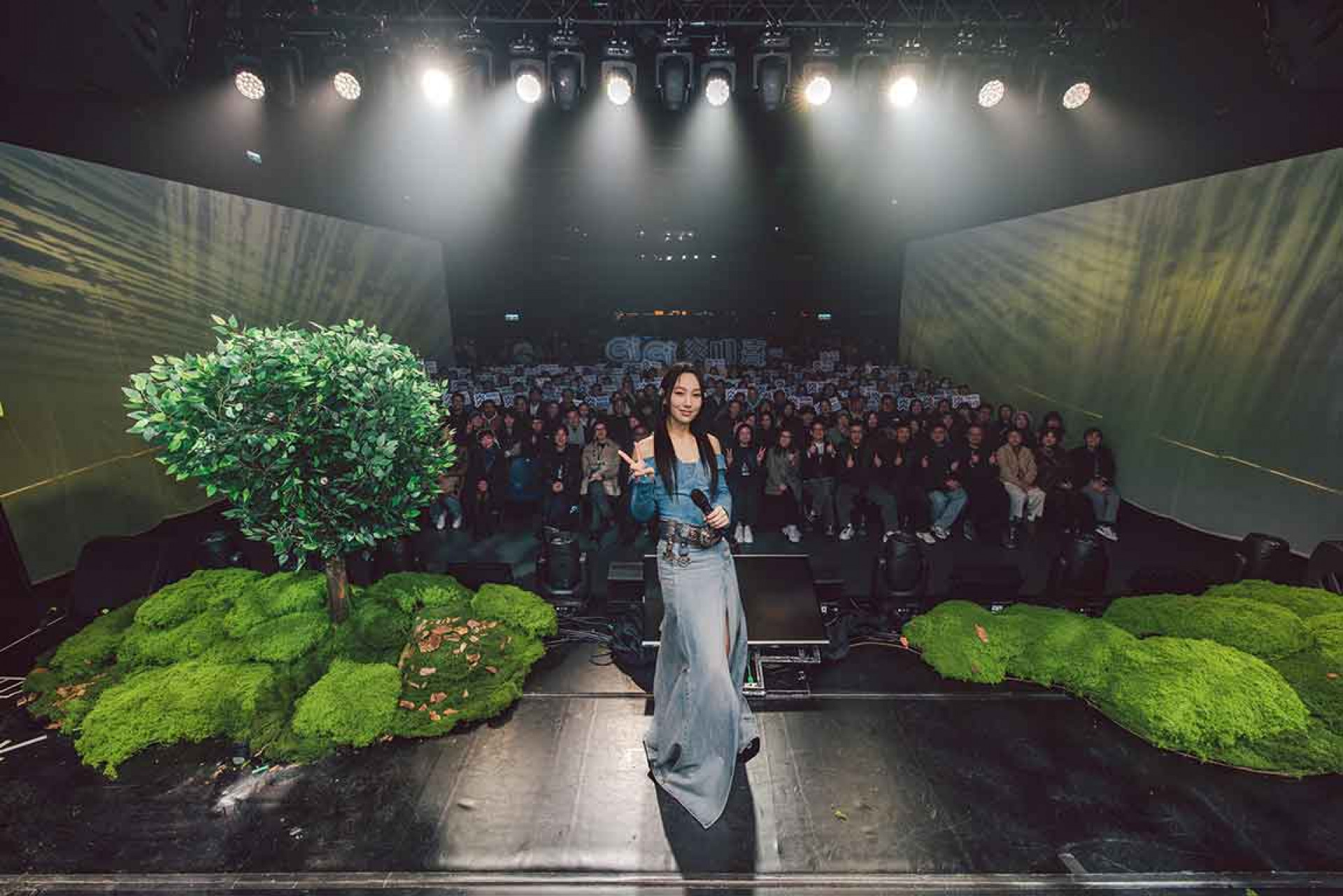 記者會佈置精緻宛如童話森林,完整地呈現炎明熹心中的音樂世界〈風旅〉