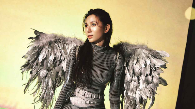 Haezee黃瑋昕再推溫暖歌曲〈OST〉MV背超重羽毛翅膀化身天使 坐在棺材上百無禁忌