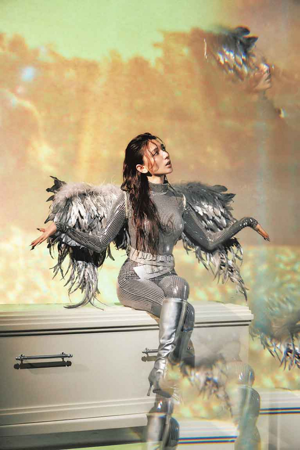 延續〈我為未知活著〉MV 化身天使 坐在棺材上百無禁忌