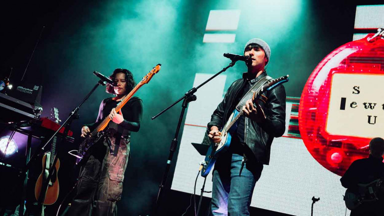 冷氣團來襲不減熱情！凹與山演唱會一連獻唱20首歌 男神鳳小岳現身合體飆吉他