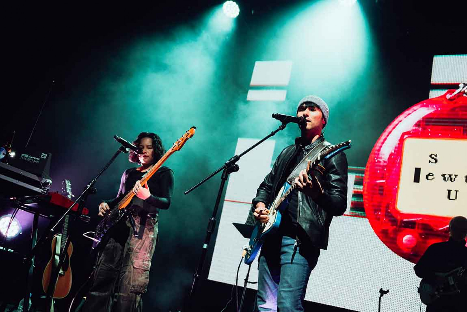 鳳小岳擔任凹與山演唱會嘉賓,現場大飆吉他